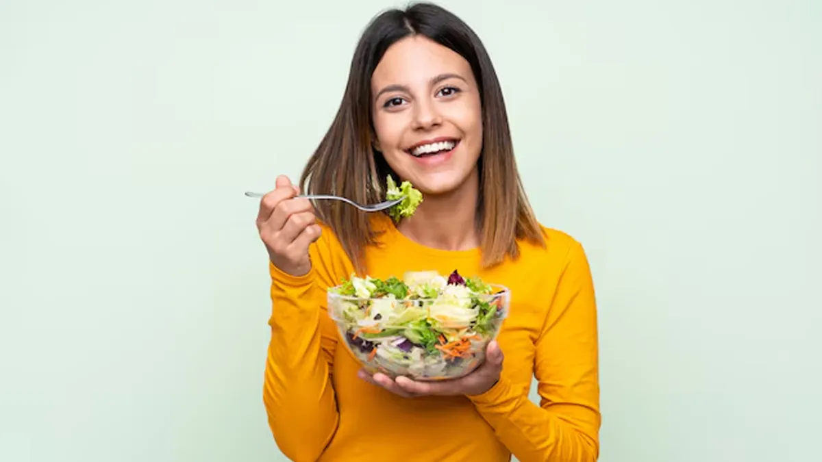 https://images.onlymyhealth.com/only-my-health-english/images/2025/12/31/article/image/salad-main-1767176570073.webp